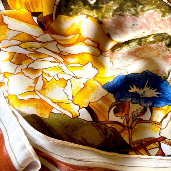 Stunning Chanel silk scarf in beautiful warm tones and classic pattern. - Picture 8 of 14